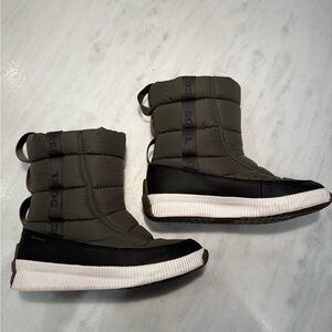 Sorel Women’s Out N About Boots in Military Green and Black